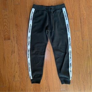 Hollister Men’s Black White Spell out Vertical Logo Jogger Sweats Size Small